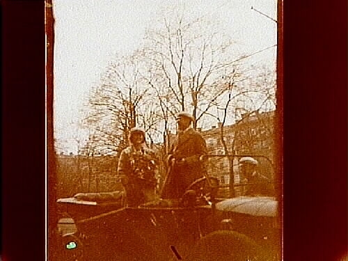 En man och en kvinna vid en bil.
Eva Palmer och Arvidsson (?).