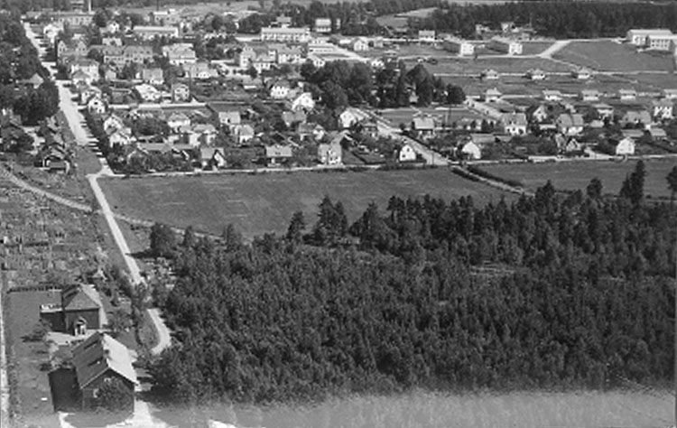 Flygfoto över Laxå.
Bilden tagen för vykort.