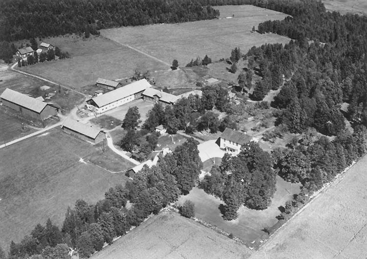 Flygfoto över Billinge gård, Åtorp, bostadshus och ekonomibyggnader.