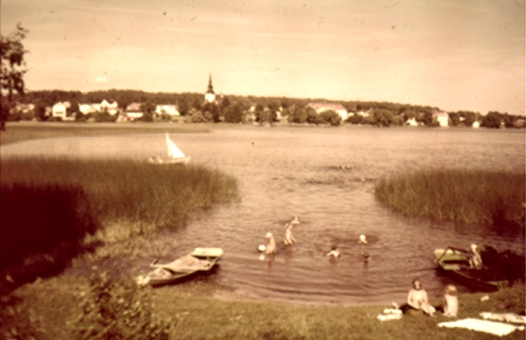 Vy över Lindesberg, badplats i förgrunden.
Bilden tagen för vykort.