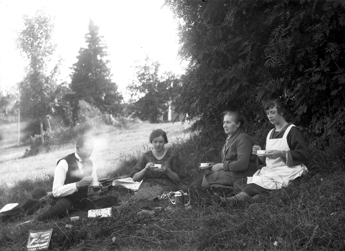 Utflykt i det gröna, kaffedrickande.
Från vänster: Förmodligen Anton Hallberg, född 1890, Sigrid Hallberg, f. Eriksson, född 1902,  Alma Hallberg, f. Andersdotter, född 1863, Lilly Hallberg, född 1893.