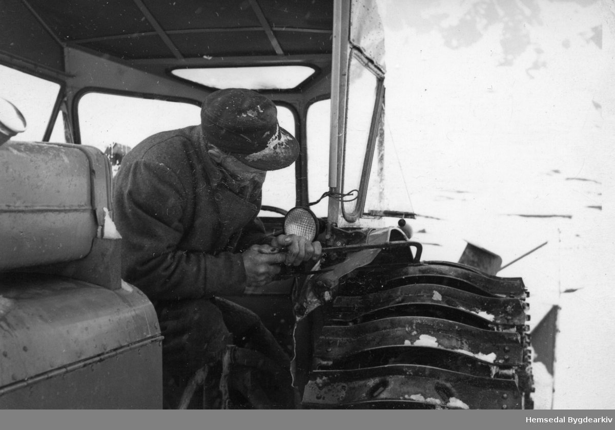Olav J. Dokk, fødd 1892, i aksjon  med baufilsaga. Det gjekk hardt utover skjermane på "Fordson Major", gjerne kalla "Majoren", under snøbrøytinga på Hemsedalsfjellet.