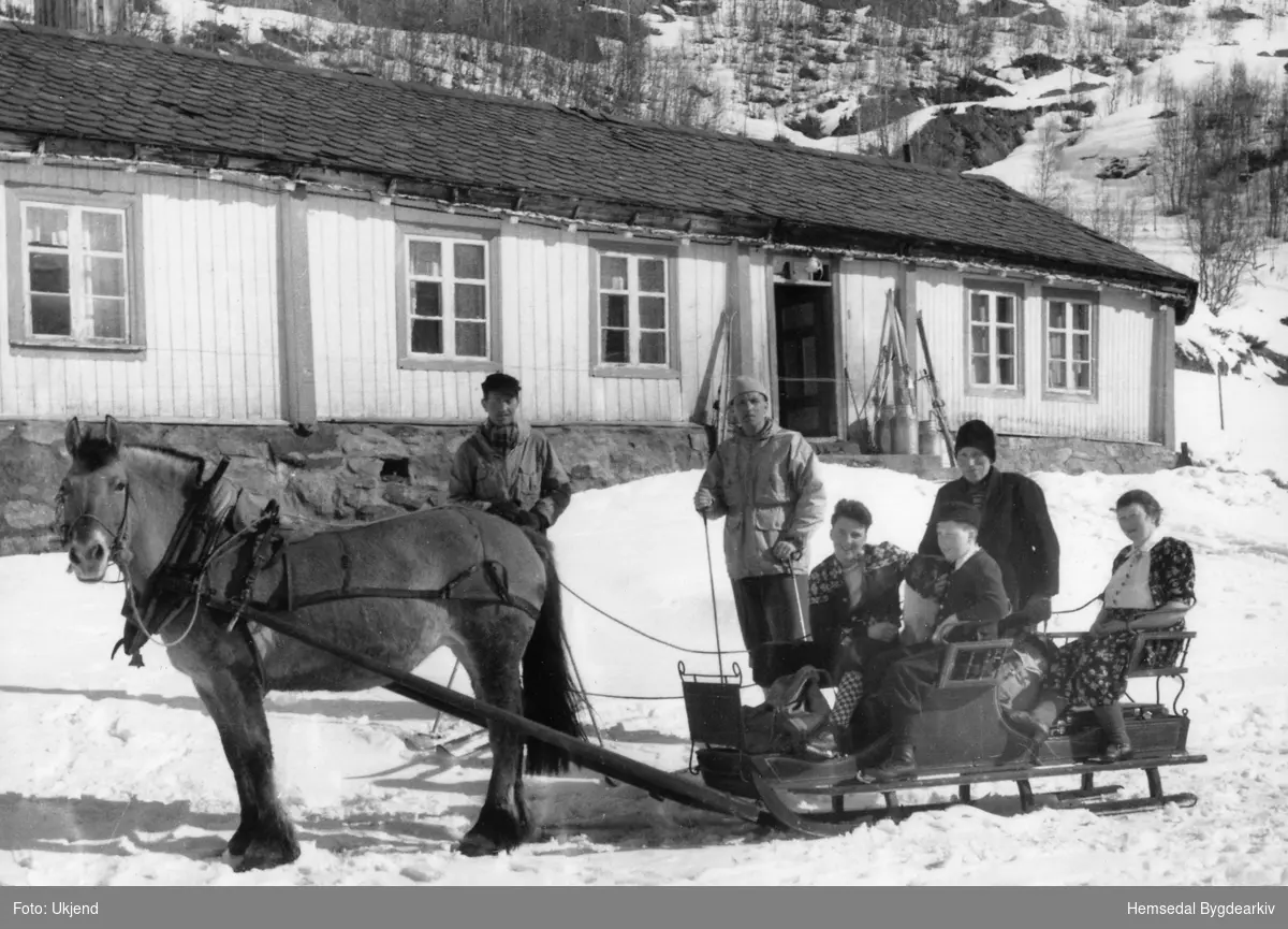Søre Hulbak,ca.1944. Familien Ola E. Hulbak i kyrkjesluffa.
Frå venstre i sluffa: Erik, fødd 1931; Edward, fødd 1936, Ola, fødd 1888 og Inga, fødd 1900.
Bak sleden står Einar Walmås, banksjef i Bærum Sparebank. Mannen bak sluffa er ukjend. 
Hesten "Borka" vart 26 år gamal. Hesten gjekk åleine til Hydalen sumarstid