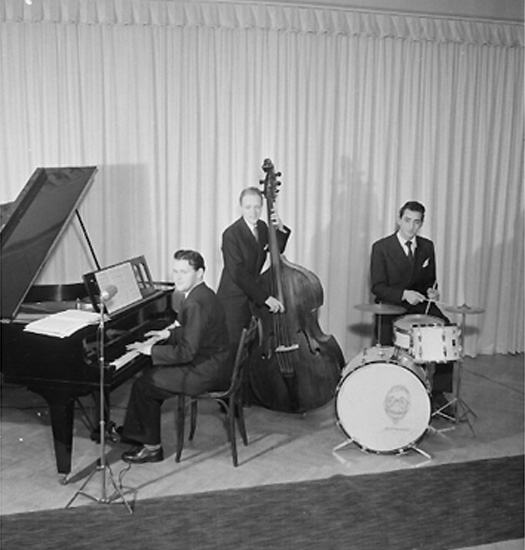 Holmströms orkester, tre män med musikinstrument.