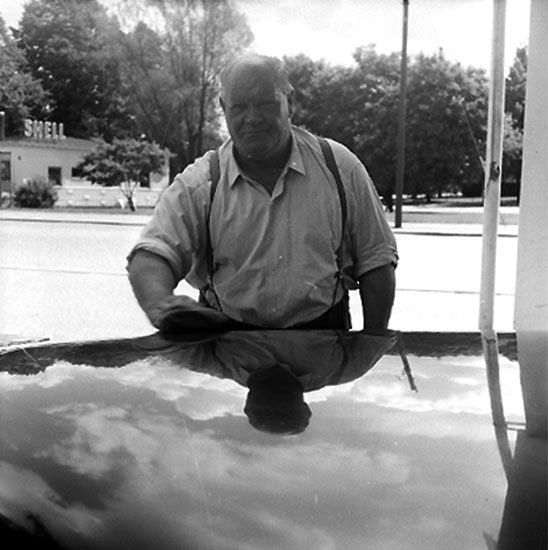 Biltvättning, en man.
Franzén, Oscarias chaufför.