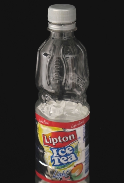 Flaske i klar plast med grå plastkork, etikett i mange farger av plastpapir. Engangsflaske.
Varedeklarasjonsfelt med opplysninger om næringsinnhold og oppbevaring, varemerke og strekkode.