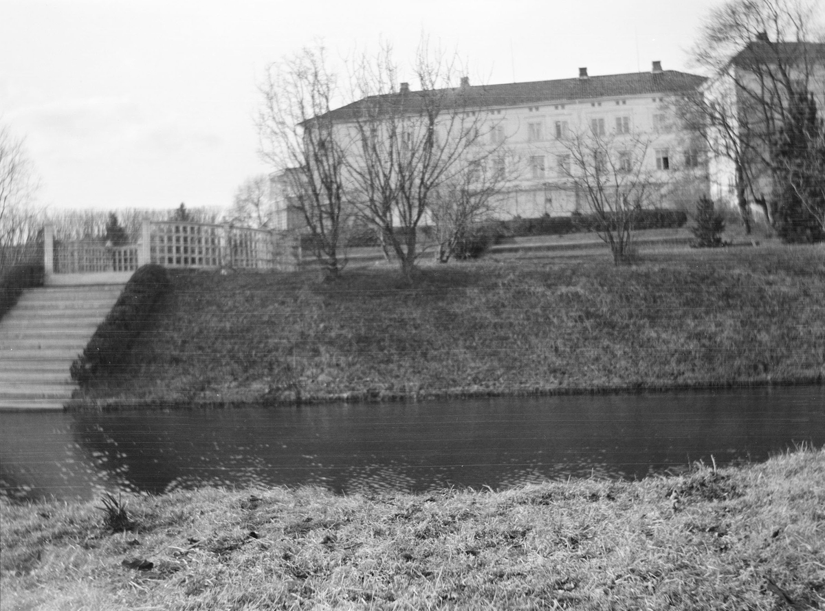 Hageanlegget på Linderud Gård. Her med dammen, trapp, gjerder som planter kan klatre på, hekker og hagebusker.