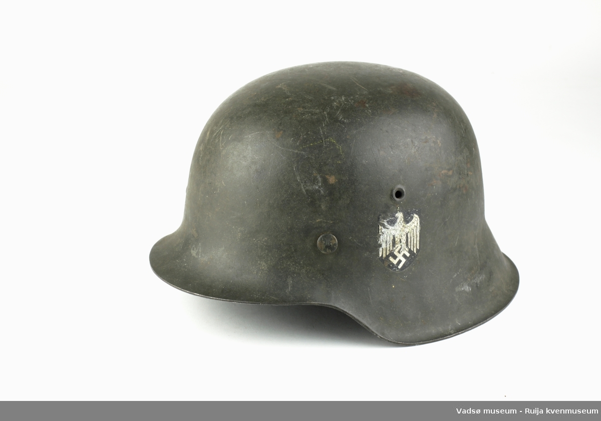 Tysk stålhjelm av typen M42, brukt under andre verdenskrig. Emblemet knytter hjelmen til tyske marinestyrker (Kriegsmarine). Polstring og festereimer mangler.