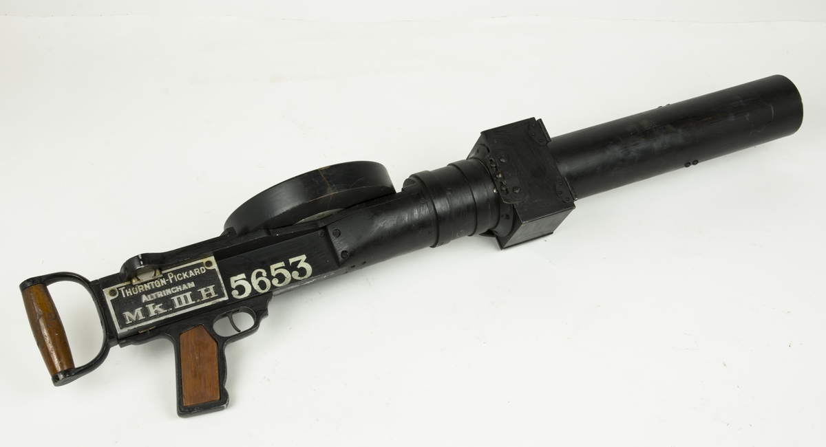 Kulsprutekamera, Mk III H. Kameran är utformad som ett kulsprutegevär.  Filmhuset är placerat på avfyrningsröret. Avtryckaren är en kopia av ett pistolhandtag.