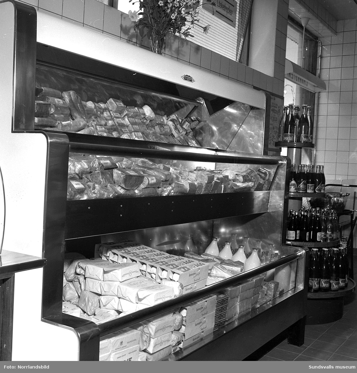 Nyöppnad konsumbutik på Dalgatan 32. Exteriör- och interiörbilder med kunder och personal.