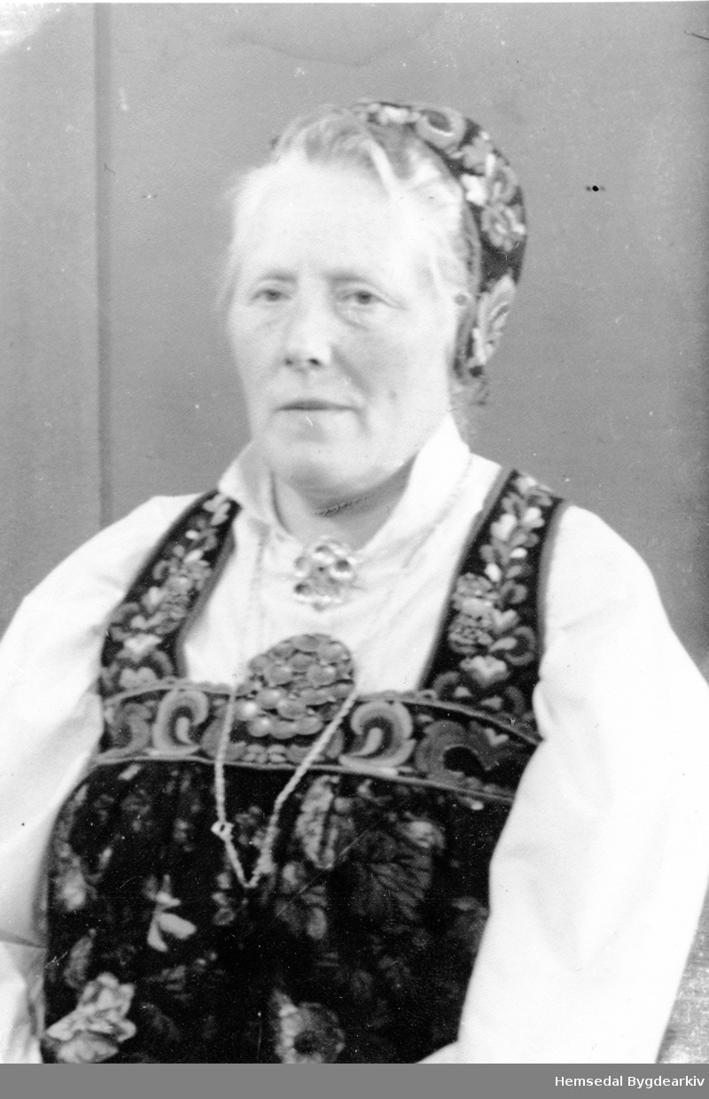 Kristi Haugen, fødd Spagelo frå Steinklepp. Kristi var jordmor i Hemsedal frå 1925 til 1960.