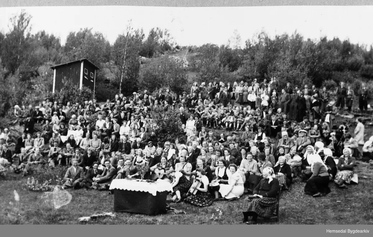 "Lykkjastemne" i 1942 (Ungdomsstemne)
Gol - og Hemsedal Kr. Ungdomslag møttest til stemne. Sjå meir om stemnet i historikken til Hemsedal Indremisjon (s. 41-42)