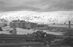 Bygging av brakker i Hammerfest etter andre verdenskrig. Tøm