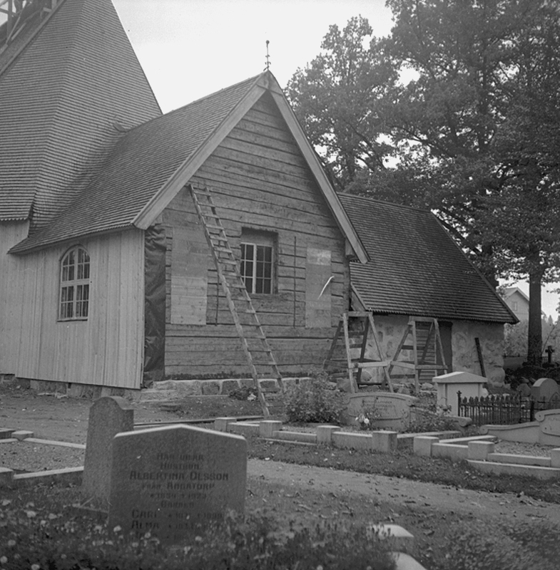 Kvistbro kyrka, exteriör.
8 oktober 1954.