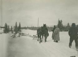 Brøyting med hest og halvplog 1925
