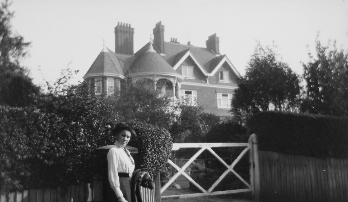 Celina Marie Mathiesen utenfor Inglefield, en victoriansk bygning som var Lord Beaverbrooks hjem.