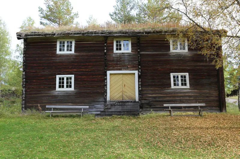Loft fra Nedre Berger. Det er et midtgangsloft med ett rom i første etasje innredet til beboelse, og øvrige rom brukt til diverse lagerformål.