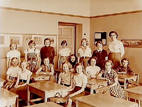 Engelbrektsskolan, klassrumsinteriör, 15 flickor med lärarinna fru Gerd Wistrand, klass 4i, sal 26.