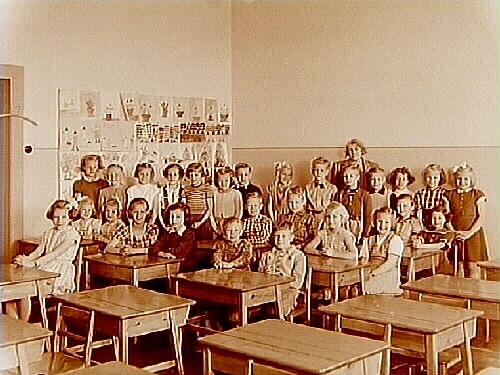 Olaus Petriskolan, klassrumsinteriör, 27 skolbarn med lärarinna fröken Edla Andersson, klass 2a, sal 17.