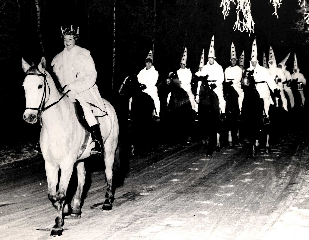 Jämtlands fältjägarregementes I 5 Lucia eskorterad av anspannspluton.

I 5 hade en centrerad anspannsutbildning för befälselever från de regementen som hade anspannsförband i krigsorganisationen, huvudsakligen norrlandsregementen.