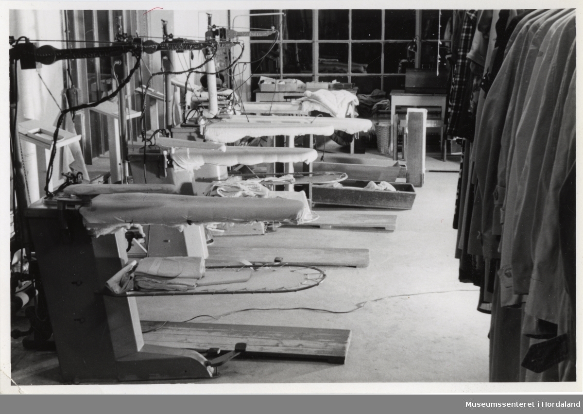 Etterbehandlingsmaskiner for garderobe (stryking/pressing) i lokala til Wilhelm Kahrs Kemisk Renseri & Farveri, Bergen.