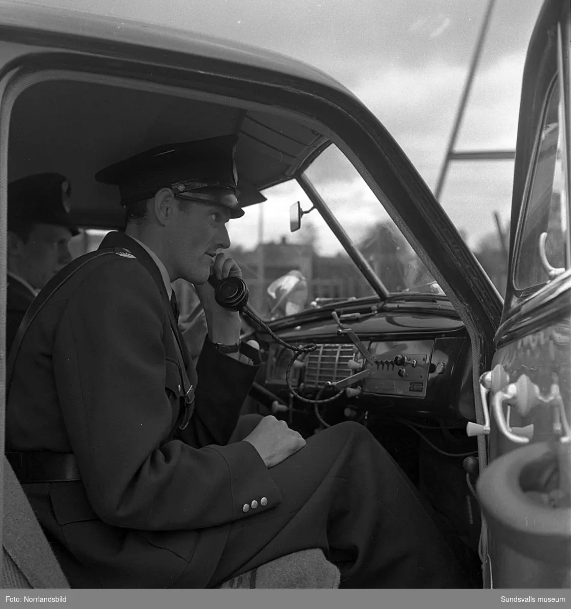 Polisens nya radiobil. Konstapel Albert Edén (bild 1) i radiobilen tar emot anropet från överkonstapel Arthur Holmström (bild 2) som fått in larmet till polisstationen.