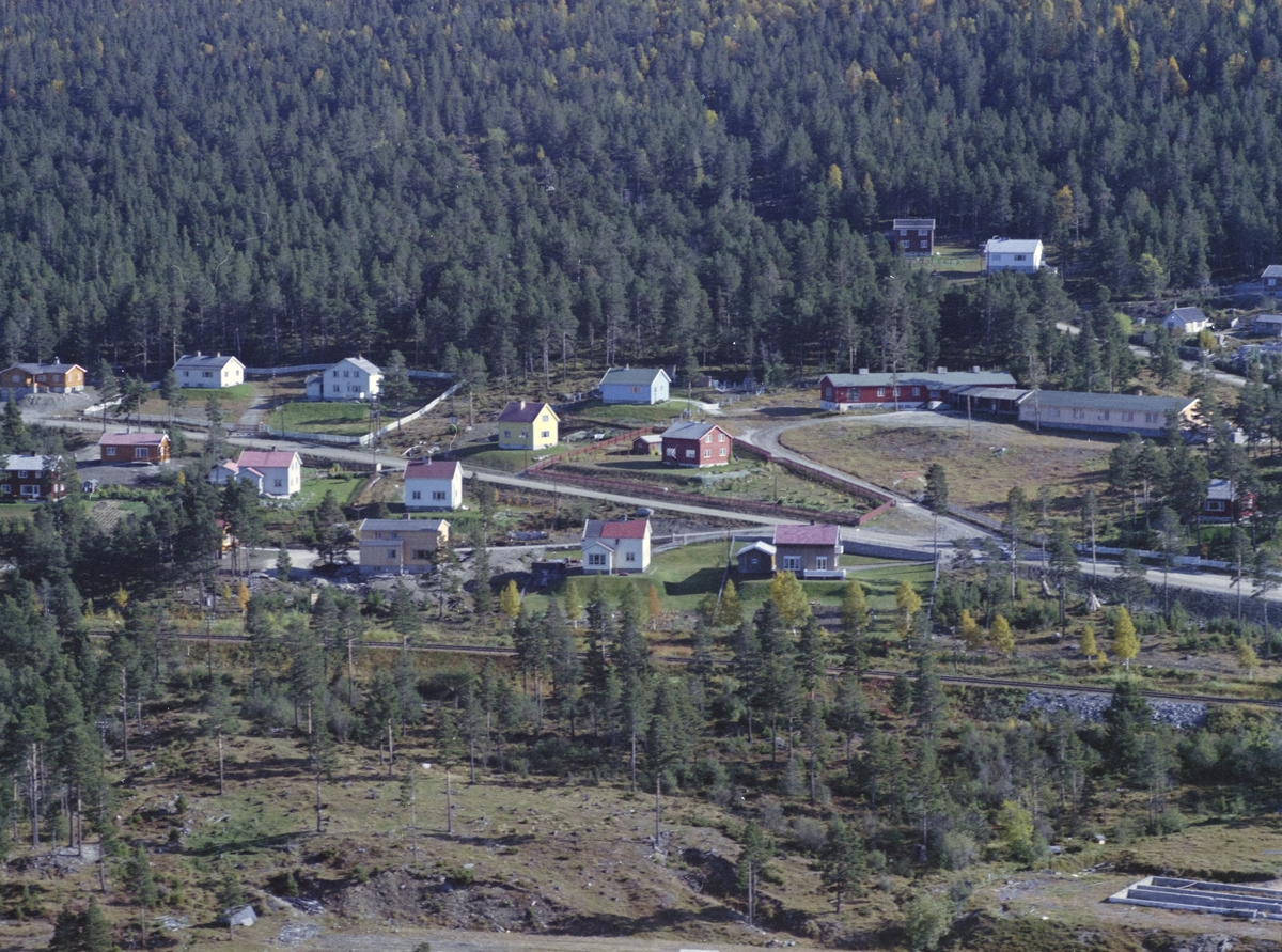 Flyfoto,bebyggelse, Dombås. Ungdomsherberget til høyre i bildet.