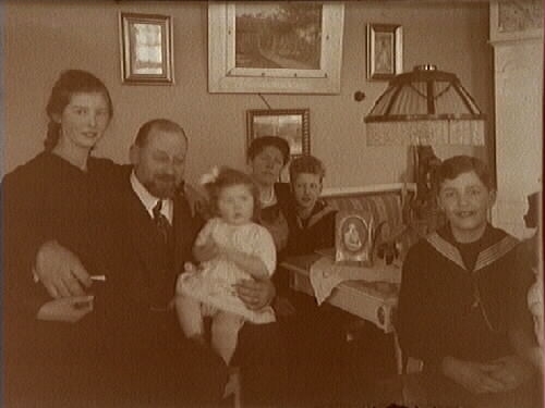 Rumsinteriör, familjegrupp sex personer.
Alfred, Gerda, Maj, Barbro, Carl-Edvard och Sven Thermaenius.