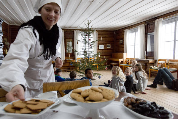 Fra skoletilbudet "Jul på prestegården anno 1880", hvor tjenestejenta serverer julekaker. Foto/Photo