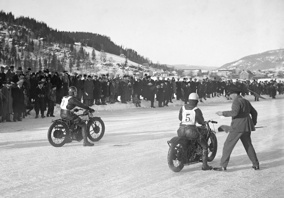 Mjøsløpet 1933. Motorsykler med menn. Mennesker.