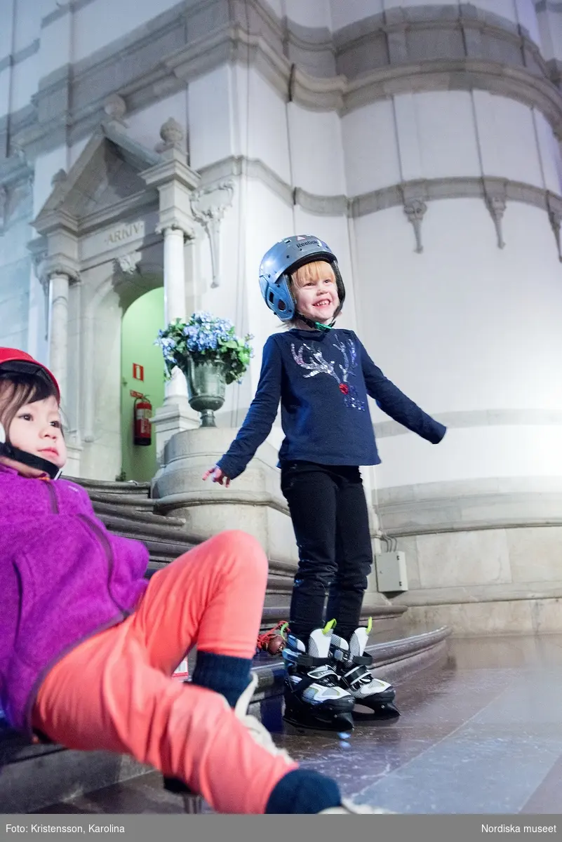 Inför sportlovet 2016, Tema snö och is, Barn låtsas åka skridskor  i Stora hallen