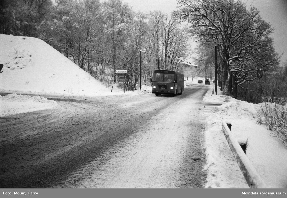 Trafik på Streteredsvägen i Kållered vintern 1984.

För mer information om bilden se under tilläggsinformation.