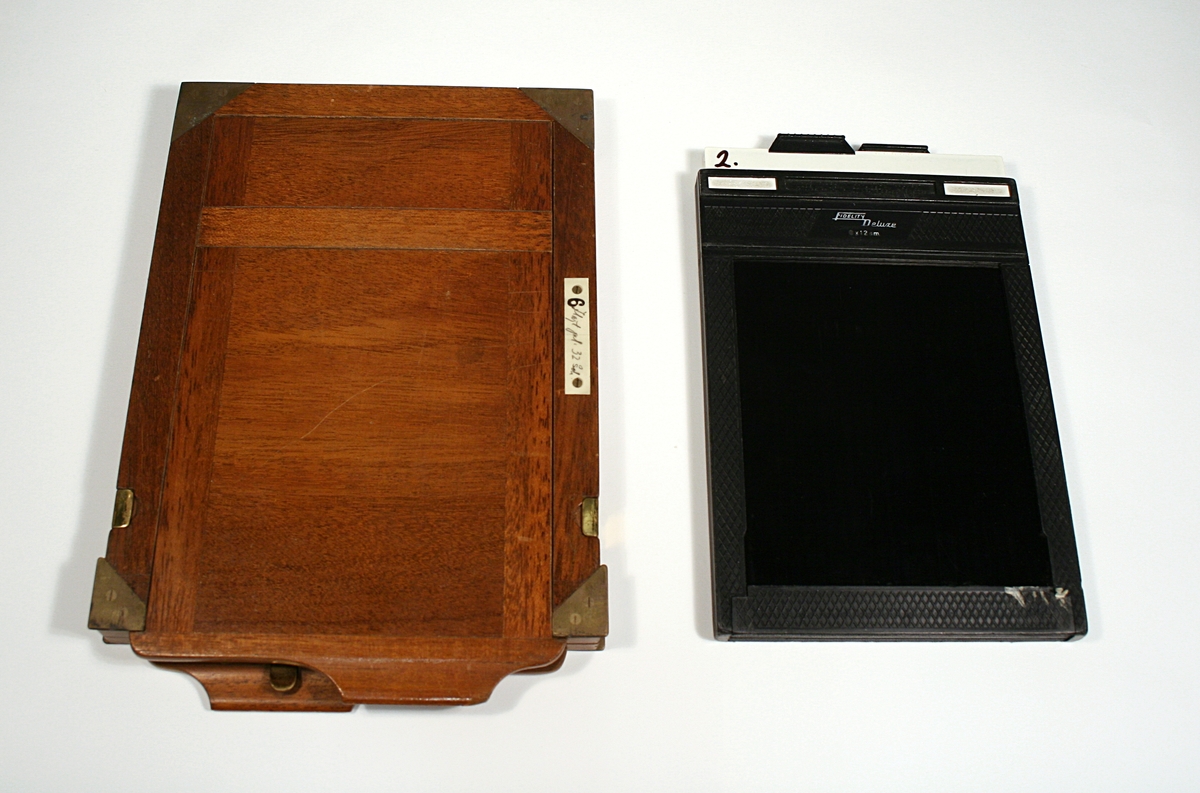 Plater for film: 3 av tre, 3 av plastikk, to satt inn i fotoapparatdeler, to glassplater (fotoapparatdeler)