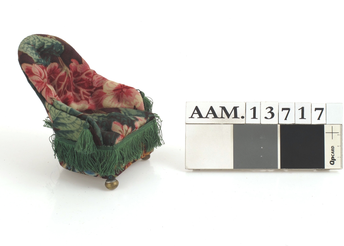 Lenestol.  Storblomstret ullstoff som AAM.13717.  Grønne silkefrynser