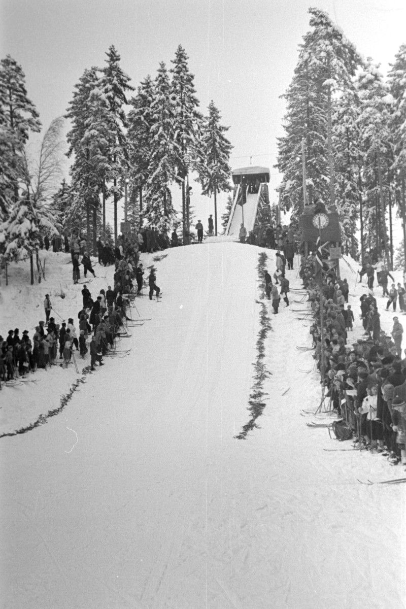 Hamar, Landsrennet for gutter, hopprenn arrangert av Hamarkameratene 8. februar 1948. Hoppbakke, publikum, foto fra Ankerkollen, Granlibakken og Vikerkollen i Furuberget ble også benyttet, de yngste hoppet i Ankerkollen, mellomste i Granlibakken og de eldste i Vikerkollen, det var 360 deltagere, 
Kåre Engeskaug fra Brumunndal vant 15-16 års klassen (37,5 meter i Vikerkolen) Ivar Thorsen fra Ringerike 13-14 år (24 meter i Granlibakken) og Svend Andresen fra Ringrike vant 11-12 års klassen (17 meter i Ankerkollen), arrangementet ble kringkastet,