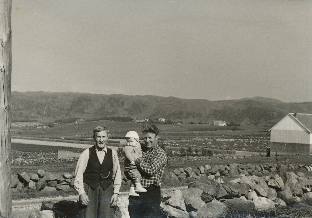Tre generasjonar med Sven Tjåland (1883 - 1962), Sigurd Tjåland (1919 - 2002) og Svein Ove Tjåland (1955 -  2004)