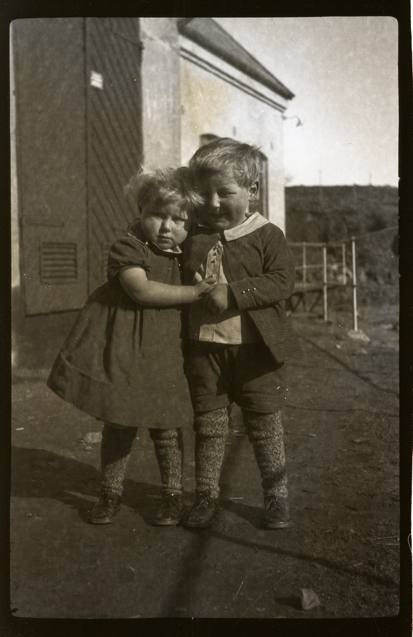 Tvillingane på kraftstasjonen på Fotland, Ingrid Sivertsen g. Dahle (1930 - ) og Gunnar Sivertsen (1930 - )
