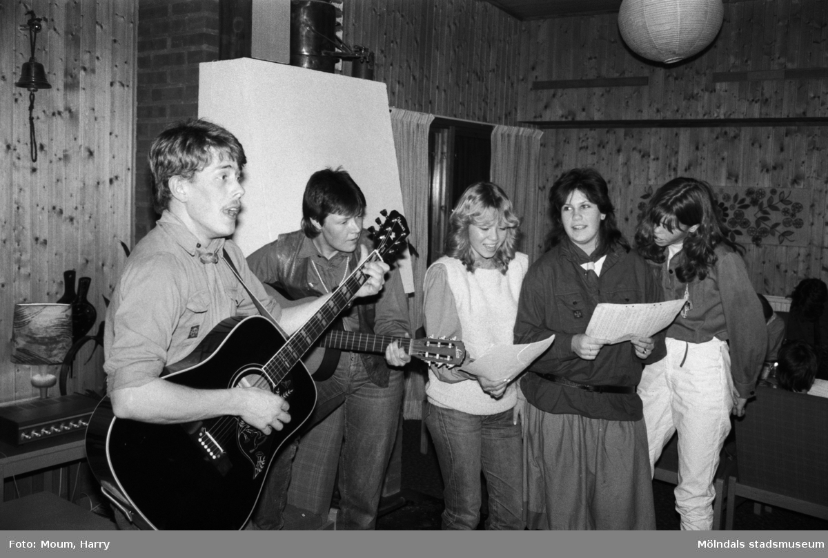 Sång- och musikuppträdande vid scout- och föräldraträff i Kållereds missionskyrka, år 1984.

För mer information om bilden se under tilläggsinformation.