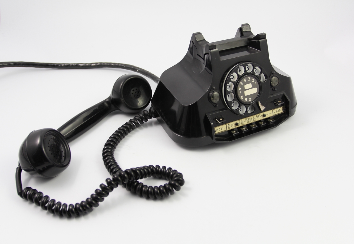 Sort bordtelefon fra 1963. Stod på Bjørn Schoders assistents kontorpult. Direkte overføring til Bjørns kontor. To linjer inn.