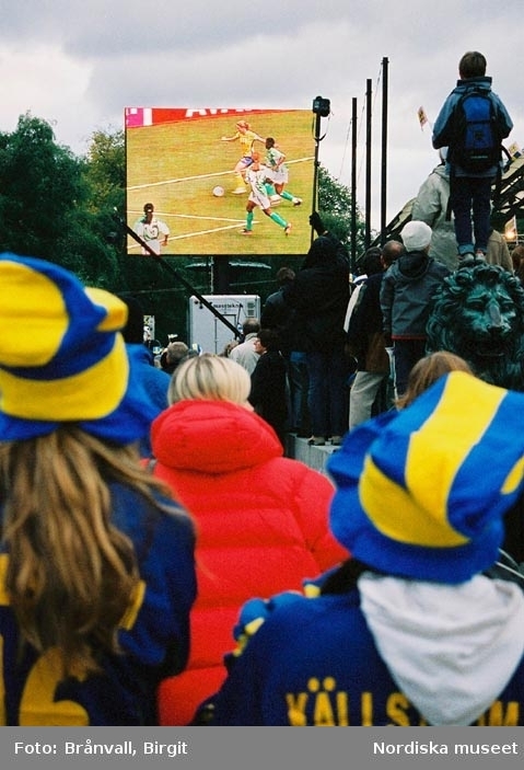 Firandet av det svenska damlandslaget som fick silver i VM i fotboll hösten 2003. Kungsträdgården.