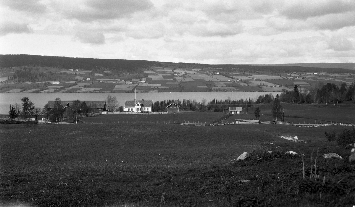 Utsikt mot vestsida av Einavatnet. Gården i forgrunnen er Mjørlund. Juni 1925.
