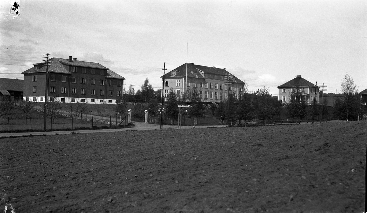 Oppland Småbruks- og Hagebrukskole (Valle), Lena, Ø.Toten ca. 1934-36.  Bygningen til venstre er den nye internatbygningen som ble oppført etter at det tidligere bygget ble revet 1933.
To bilder fra to ulike vinkler.