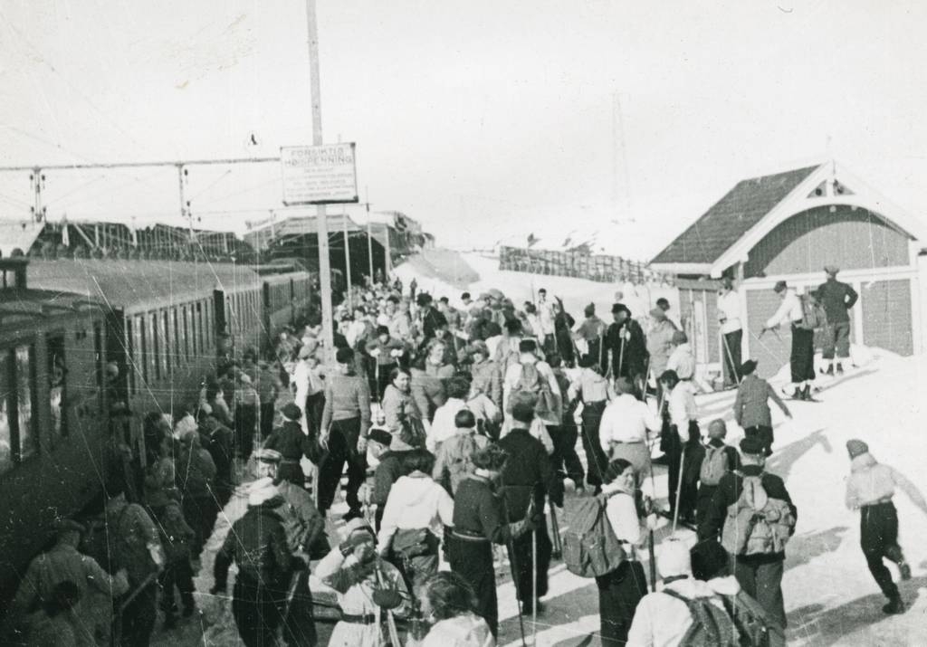 Skitog fra Narvik har kjørt inn på Bjørnfjell stasjon.