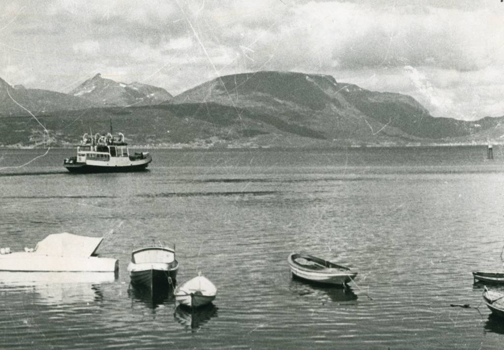 Storfjellet i Herjangen i bakgrunnen. Til venstre i bildet "Øyjordferga".