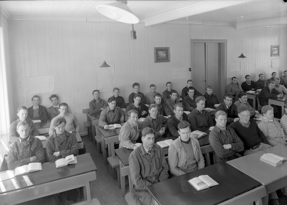 Elever i klasserom på Skjetlein jordbrukskole