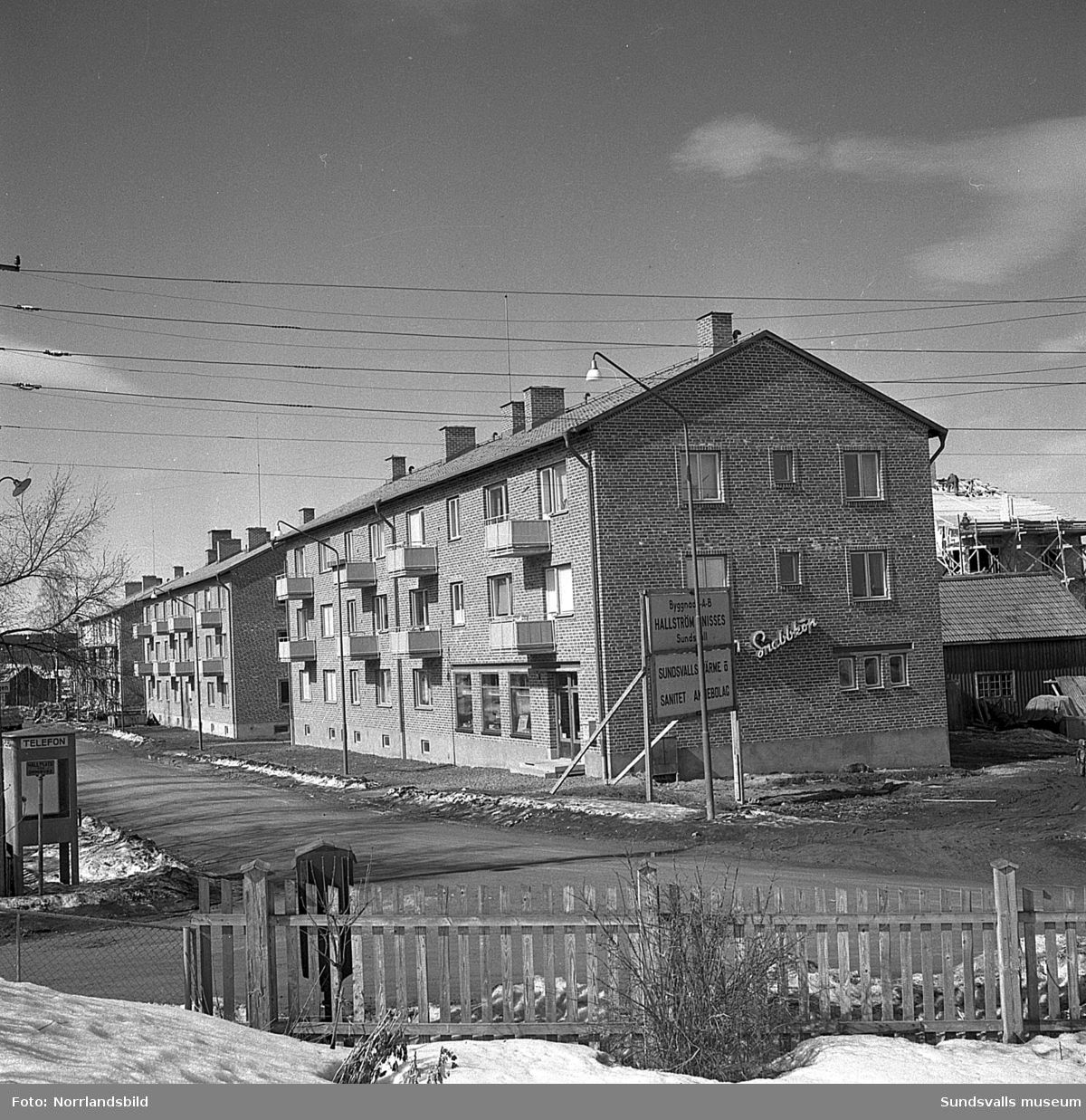 Flerfamiljshus vid Sallyhillsvägen vid korsningen med Sveavägen. Till höger syns pågående byggnation av nya fastigheter.