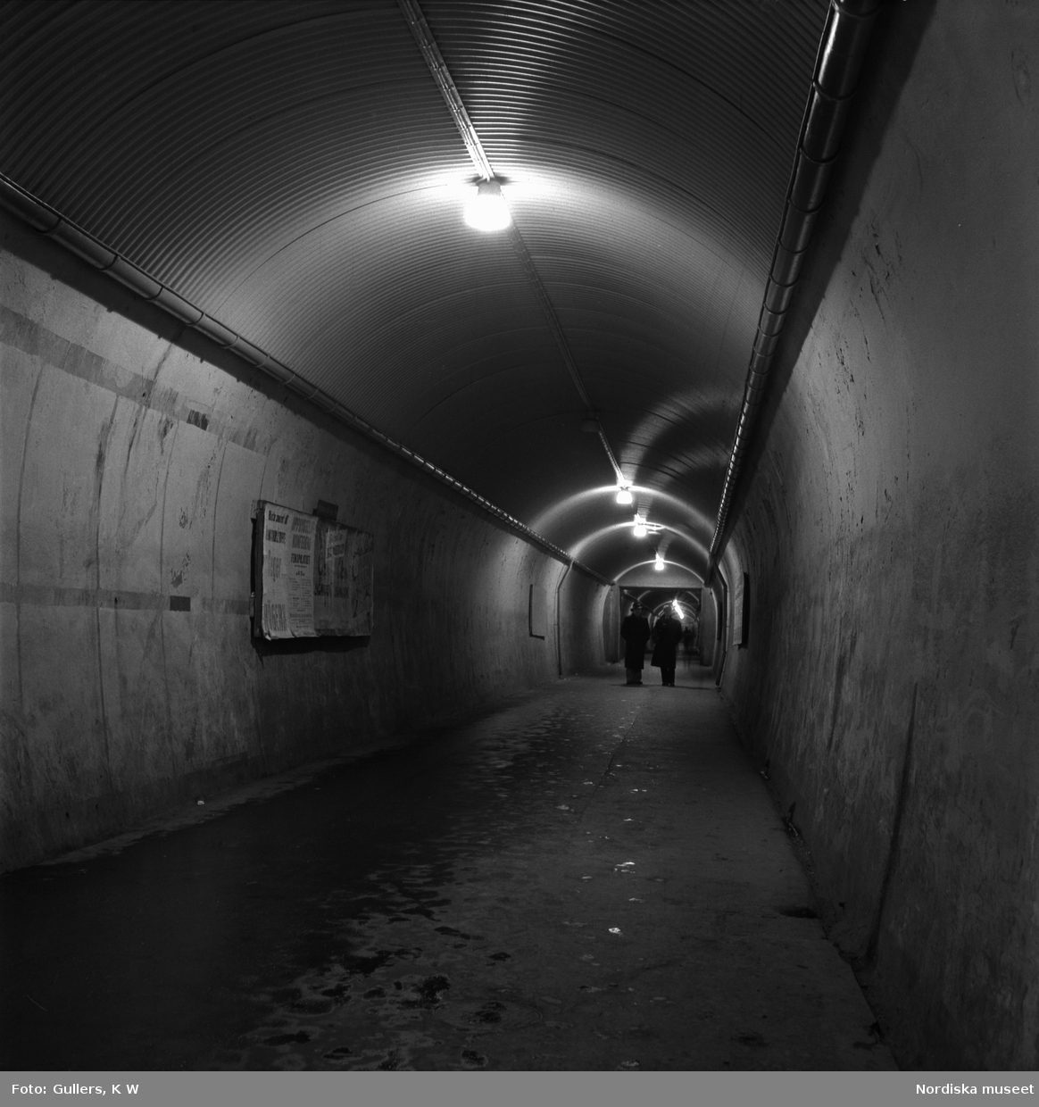 Stockholm. "Brunkebergstunnelns långa, grå schakt ekar av stegen från de sista nattvandrarna."