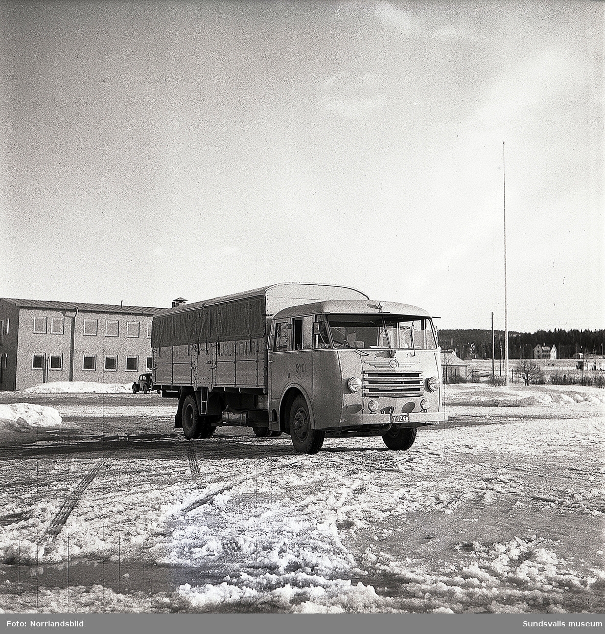 Mjölkcentralens lastbil fotograferad vid Mjölkcentralen i Nacksta. Även en interiörbild från förarplatsen.
