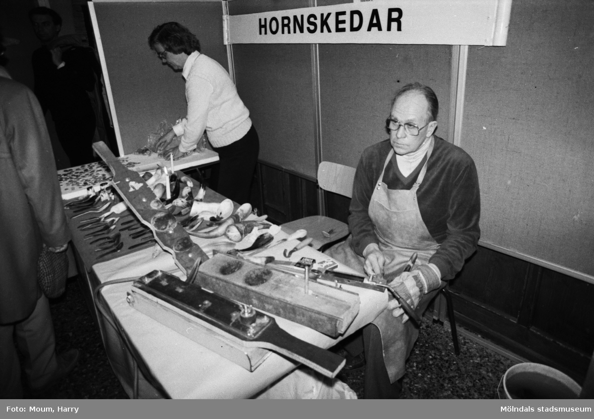 Lindome kulturdagar på Almåsgården i Lindome, år 1984. Hornslöjd.

För mer information om bilden se under tilläggsinformation.