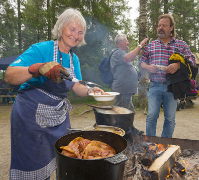 Liv Burud serverer flesk og motti på Sølensjøtunet under De nordiske jakt- og fiskedager 2015. (Foto/Photo)
